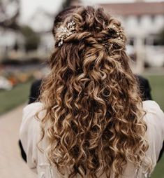 Brides Hairstyle, Half Up Curly Hair, Natural Hair Updo Wedding, Bridesmaid Hair Curly, Hair And Makeup Wedding, Curly Hair Half Up Half Down, Curly Bridal Hair, Hair Inspiration Long, Curly Wedding Hair