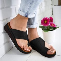 Fashion College, Summer Toes, Platform Flats, Beach Flip Flops, Slipper Sandals, Comfy Shoes, Beach Shoes, Wedge Boots, Outfit Casual