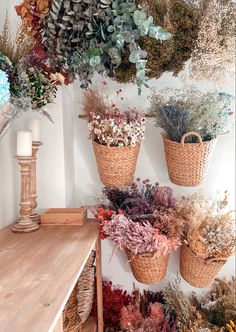 Es una fotografía en la que aparecen cestos de flores de diferentes colores. Los cestos son de mimbre Dried Flower Storage Ideas, How To Display Dried Flowers, Dried Flower Display, Dried Flower Shop, Flower Shop Display, Flower Shop Interiors, Flower Shop Decor, Flower Shop Design, Flower Truck