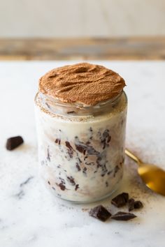 Mocha latte overnight oats in a glass jar. Latte Overnight Oats, Cold Oats, Grab And Go Breakfast, Mocha Latte, Chocolate Protein Powder