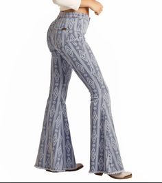 These aztec print light wash jeans with big old bells are a must have for every closet! So extremely comfortable and the baby blue design and fringe will add the perfect amount of fun to any outfit. 92.5% Cotton, 6% Polyester, 1.5% Spandex Extra stretch Bell Bottom High rise 32" leg opening Machine wash cold Front Button and Zipper Fly Rock And Roll Jeans, Western Wear Outfits, Cute Country Outfits, Western Style Outfits, Cold Front, Cute Jeans, Arte Popular, Rock Roll, Vibe Clothes