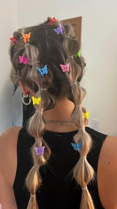 Outfit Ideas For Music Festivals, Bubble Braid Rave Hair, Coachella Hair 2023, Hairstyle For Music Festival, Cute Pride Hairstyles, Jean Short Festival Outfits, Pride Hairstyles For Long Hair, Edc Rave Hairstyles, Festival Hair Up Styles