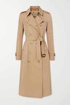 Burberry's 'Chelsea' trench coat is made from the label's weatherproof organic cotton-gabardine to protect you from the elements. Lined in the signature checks that peek through when left unbuttoned, this piece comes with a detachable belt to cinch your waist. The finer details, like the epaulettes, horn buttons and leather buckles, will really make you appreciate the craftsmanship. Feminine Trench Coat, Classic Burberry Trench Coat, Burberry Trench Coat Women, Burberry Raincoat, French Coat, Pink Trench Coat, Burberry Coat, Fantasy Wardrobe, Burberry Trench