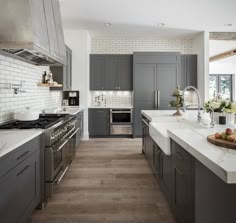 Gray Cabinets, Classic Kitchen, Grey Kitchen, Large Kitchen, Counter Tops, Style At Home, Wood Flooring, Kitchen Layout, Design Case