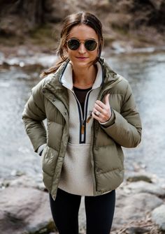 Women Mountain Outfit, Outdoor Style Women Winter, Up North Fall Outfits, Lodge Wear Outfit, Camp Jacket Outfit Fall, Athleisure Cold Weather, Chic Hiking Outfit Winter, Columbia Womens Clothing, Casual Outfits Outdoor