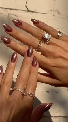 Discover the best bridesmaid nails ideas that you will absolutely love. Get inspired for your wedding day with stunning nail designs. Winter Nails Tan Skin, Classic Nails Spring, Nails To Go With A Maroon Dress, Braidsmaids Nails, Nails Nexgen Ideas, Medium Pink Chrome Nails, Natural Chrome Acrylic Nails, Summer Nail Chrome, Almond Nails Designs February