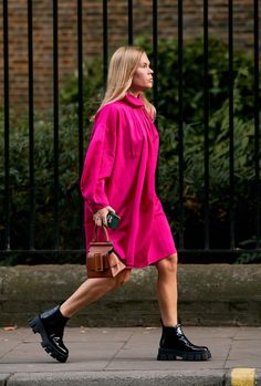 17 Outfit Ideas to Wear With All Your Black Ankle Boots | Who What Wear Black Ankle Boots Outfit, Fall Dress Trends, Mode Dope, Neon Pink Dresses, Vintage Style Jacket, Kate Smith, Fall Floral Dress, Boots Outfit Ankle, Practice Outfits