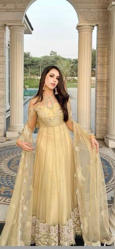 Shadi Dresses For Bride Sister Pakistani, Nikkah Dress For Sisters, Walima Dresses Pakistani For Sisters, Walima Dresses Pakistani, Best Evening Dresses, Mehandi Henna, Army Art, Love Power, Walima Dress