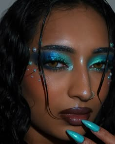 Siren Eye Makeup Look, Black Siren Makeup, Blue Rave Eye Makeup, Ursula Makeup Inspired, Alien Makeup Halloween Pretty, Mermaid Makeup Dark Skin, Mermaid Rhinestone Makeup, Water Element Costume Ideas, Ariel Halloween Makeup