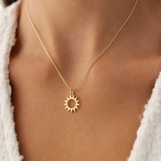 Made to Order Gold KT: 14K Solid Gold (also available in 18K upon request) Length & Width: 13.5 x 13.5 MM Sun Charm, Sun Pendant, Gold Armband, Gold Sun, Solid Gold, Rose Gold, Pendant Necklace, Sun, Pendant