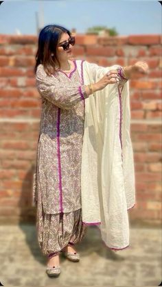 Simple Cotton Suit Design, Simple Punjabi Suit Design With Lace, Cotton Printed Suits Design With Lace, Simple Salwar Suits Cotton, Stiching Suit Design, Lace Punjabi Suit Design, Paint Kurti Design, Cotton Suit With Lace Designs, Suit Degins Latest