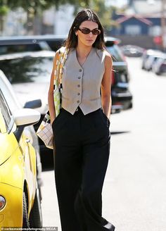 818 Tequila, Stile Kendall Jenner, Kendall Jenner Street Style, Fashion Archive, Celebrity Fashion Trends, Zz Top, Waist Coat, Kendall Jenner Outfits, Jenner Outfits