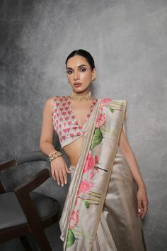 Floral Silk Saree Blouse Designs, Cocktail Saree, Cream Saree, Saree Paithani, Saree Kanjivaram, Saree Wearing Styles, Sarees For Girls, Saree Wearing, Simple Saree Designs