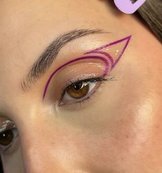 Graphic Liners For Hooded Eyes, Christmas Graphic Eyeliner, Cute Graphic Liner, Graphic Eyeliner Color, Scifi Makeup, Colorful Eyeliner Ideas, Cool Eyeliner Looks, Artsy Eyeliner, Artistic Eyeliner