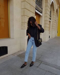 7 Anti-Trend Outfits French Girls Have Worn for Years | Who What Wear French Girl Outfits, Outfit Vaqueros, Fall Denim Trends, Basic Wardrobe Pieces, Street Fashion Inspiration, Finding Style, Popular Jeans, Jean Styles, Trend Outfits