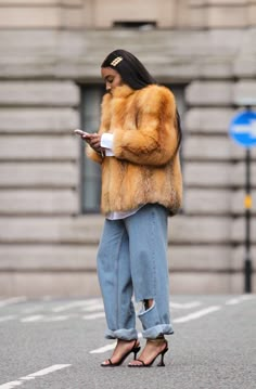 Fur Style Outfit Ideas, Faux Fur Outfit Ideas, Amina Muaddi Street Style, Amina Muaddi Style, Denim Coat Outfit, Denim Shoes Outfit, Faux Fur Coat Outfit, Fur Coat Outfit Casual, Loewe Belt