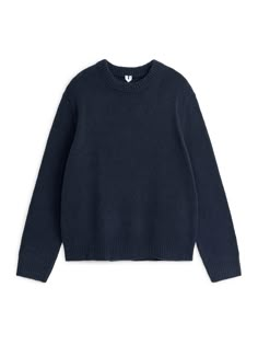 Designed with an oversized fit and a boxy silhouette, this chunky jumper is knitted in a plain stitch. Made from soft RWS certified wool with nylon added for a lightweight feel. A crew-neck style with rib-knitted trimmings.Plain knit, 3 gaugeCertified according to the Responsible Wool Standard (CU 815347)The wool comes from non-mulesed sheep and is certified according to the Responsible Wool Standard (RWS) – an independent, voluntary standard ensuring that wool from certified farms is properly … Blue Sweater Outfit, Dark Blue Sweater, Winter Shopping, Chunky Jumper, Blue Knit Sweater, Navy Blue Sweater, Blue Jumper, Wool Jumper, Heavy Knit