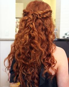 Curly Red Hair Wedding Styles, Hairstyles For Red Curly Hair, Natural Red Hair Hairstyles, Natural Curls Hairstyles Wedding, Red Curly Hair Wedding Hairstyles, Natural Curls For Wedding, Curly Ginger Hairstyles, Long Curly Hair Prom Styles, Bridesmaid Hairstyles Natural Curls