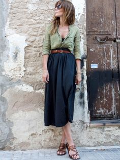 How To Wear Belts, Tan Midi Skirt, Skirt Diy, Teenage Outfits, Rock Outfit, Mode Casual, Black Midi Skirt, Casual Winter Outfits, Inspired Outfits