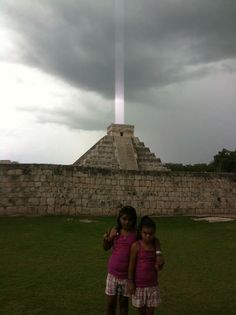 A Los Angeles man named Hector Siliezar snapped a strange photo while on vacation at the site of the ancient Mayan city Chichen Itza in 2009. Saliezar captured the pyramid El Castillo just as a bolt of lightning struck, and the resulting image appears to show a strong beam of light emanating directly from the top of the pyramid. Bolt Of Lightning, Mayan Cities, Beam Of Light, Ancient Mayan, Aliens And Ufos, Strange Photos, Crop Circles