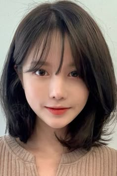 Korean Short Haircut, Dunner Wordend Haar, Korean Haircut, Korean Short Hair, Hair Style Korea, Natural Hair Styles Easy, Curly Bob Hairstyles, Girl Short Hair, Short Hair With Bangs