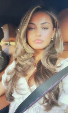 Victoria Secret Side Part, Signature Blowout, Bouncy Blow Out Curls, Hair Curled To The Side, Slight Side Part Hairstyles, Blow Out With Rollers, Blowout Curls Hair, Layer Inspo Hair, Side Part Wave