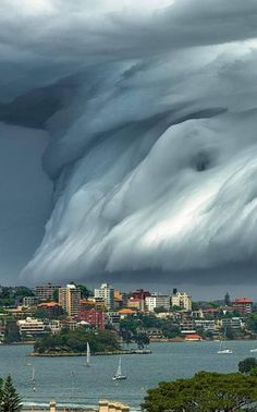 a very large cloud is in the sky over some water