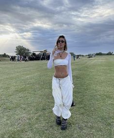 White Cargo Festival Outfit, White Techno Outfit, All White Festival Outfit, All White Concert Outfit, Bresh Festival Outfit, Parachute Pants Festival, Rave Outfits White, Festival Outfits White, Cochella Outfits 2023