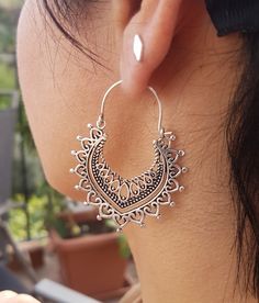 African geometric silver plated earrings SIZE: 48 mm x 38 mm. YOU CAN FIND SOME SIMILAR MODELS IN: https://www.etsy.com/es/listing/483419991/pendientes-tribal-espiral-brass-earrings?ref=shop_home_active_1&frs=1 https://www.etsy.com/es/listing/702446473/pendientes-bohemios-ethnic-earrings-gold?ref=shop_home_active_6&frs=1 https://www.etsy.com/es/listing/701692855/pendientes-tribales-gold-earrings-ethnic?ref=shop_home_active_7&frs=1 SHIPPING: I use certified mail for my shipments. You Summer Alloy Jewelry Gift, Summer Gift Jewelry Made Of Alloy, Summer Gift Jewelry In Alloy, Bohemian Silver Hoop Earrings For Summer, Silver Hoop Earrings In Alloy, Unique Summer Metal Jewelry, Bohemian Metal Dangle Hoop Earrings, Bohemian Alloy Earrings For Festivals, Handmade Ornate Hoop Earrings