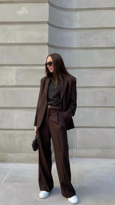 Dark Brown Suit Women, Suit Winter Outfit, Brown Suit Women's, Brown Blazer Outfit, Winter Outfit Casual, Street Style 2022, Loose Pants Outfit, Brown Suit, Everyday Casual Outfits