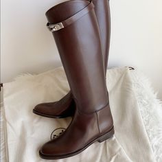 Nib Hermes Jumping Boot Size 37 Come With Original Box And Dust Bag Size 37(Us7) Color Brown ****Fast Shipping ***** ****100% Authentic ***** ****No Trade Please **** ****Price Firm***** Hermes Riding Boots, Hermes Boots Women, Hermes Jumping Boots Outfits, Hermes Boot, Hermes Jumping Boots, Hermes Horse, Hermes Boots, Horse Riding Boots, Dark Brown Boots