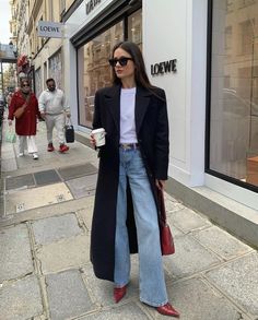 Burgundy Boots Outfit, Jeans Outfit Fall, Burgundy Boots, Long Black Coat, London Outfit, Casual Chique, Work Fits, Outfit Chic, Paris Outfits