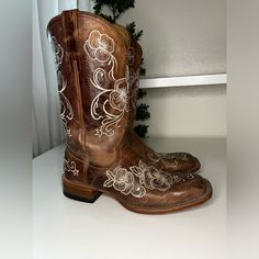 Really Cute Broad Squares Toe Boots Only Worn A Few Times! Open To Offers! Toe Boots, Western Boots, Size 10, Women Shoes, Boots, Floral, 10 Things, Women Shopping, Color