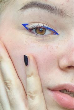 Everyday Makeup Colorful, Funky Eyeliner, Simple Colorful Eye Makeup, Eyeliner For Small Eyes, Colour Eyeliner, Eyeliner Inspo, Funky Makeup