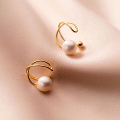 These exquisite ear clips offer the allure of pearls in a no-piercing design, meticulously crafted to adorn your ears with grace. The lustrous gold pearls rest snugly against the earlobe, creating a touch of sophistication without the need for piercings. Crafted with meticulous attention, they promise enduring brilliance and quality.Pearl size: 6mm925 Sterling Silver;18K Gold Plated;Nickel-free & Hypoallergenic. Ear Cuff Jewelry, Bridal Clip, Clip On Earring, Ear Clips, Cuff Jewelry, Gold Clips, Classic Earrings, Lovely Earrings, Earrings Etsy