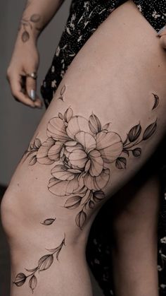 a woman's thigh with flowers on it