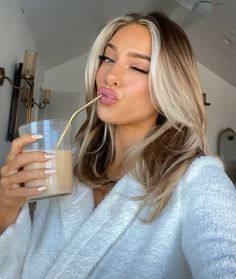 Balayage Dark Roots Blonde, Blonde Hair Darker Underneath, Blonde Hair With Bold Money Piece, Old Money Money Piece, 70 Inspired Hair, Dark Root Money Piece Blonde, Short Fall Hair Color Blonde, Mushroom Brown Hair Color With Blonde Front Pieces, Interesting Blonde Hair