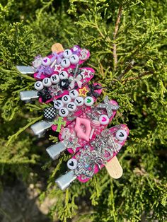 No Crease Hair Clips Of Different Colors w/ added glitter and charms of all shapes, colors & sizes <3 Colorful Hair Accessories, Junk Hair Clips, No Crease Hair Clips, Diy Hair Clips, Rave Hair, Hair Charms, Random Crafts, Hair Clips Diy, Diy Shop