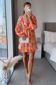 Foto: whatemwore - Looks de primavera, vestido curto floral, bolsa clutch de pérolas e sandália de tiras. Outfit Garden Party, Civil Dress, Drinks Outfits, Burgundy Formal Dress, Neon Prom Dresses, Tight Prom Dresses, Feather Prom Dress, Valentines Outfit, Quinceanera Dresses Blue