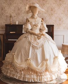 Victorian Dress Gown, Victorian Ball Gowns, Victorian Era Dresses, Rococo Dress, Royal Dresses, Old Dresses