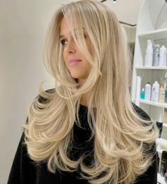 Bright Blonde Layered Hair, Blowout Blonde Hair, Hairstyle Bubble, Hair Color Bright, Bright Blonde Highlights, Bubble Bath Nails, Blonde Layered Hair