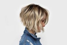 30 Easy And Cute Styling Ideas To Get Beach Waves For Short Hair Beach Waves For Short Hair, Short Hair Waves, Short Wavy Bob, Wavy Bob Haircuts, Pixie Cut With Bangs, Angled Bob, Wavy Bobs, Short Wavy Hair, Short Wavy