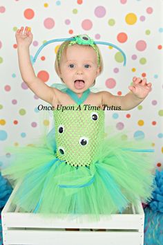 An lime green colored tutu made onto an matching tutu top that is embellished with four plastic eyes and blue tentacles is perfect outfit for Halloween pictures and costumes! Headband included! Other monster costumes sold here: https://www.etsy.com/shop/OnceUponATimeTuTus?ref=seller-platform-mcnav&search_query=monster+alien+tutu Great for baby showers, photo props, portraits, special occasions, and birthdays! Sizes: (Length of tutu portion only) (Top size will vary between 6 -12 inches, depe Toddler Monster Costume Diy, Toddler Alien Costume, Monster Costume Diy, Light Pink Party Decorations, Alien Halloween Costume, Monster Alien, Tutu Top, First Halloween Costumes, Monster Costume