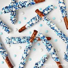 blue and white sprinkled pretzels are arranged in the shape of stars