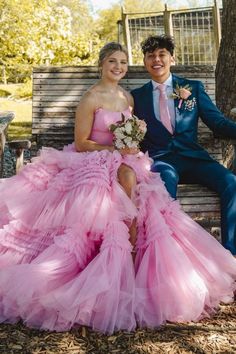 Modsele pink tulle long formal dress features cold-shoulder sleeves, feather details, side slit and tiered skirt with ruffles.#prom#promdresses#promgown#formaldress#formaloutfit#seniorpromdress#promgown#blacktieeventdresses#graduationdress Prom Dress With Ruffles, Pink Spaghetti, Skirt With Ruffles, Tulle Material, Long Formal Dress, Dress With Ruffles, Pink Feathers, Pink Tulle, Long Prom Dress