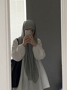 Outfit Hijab Ideas, Aesthetic Hijab, Bussines Women Lifestyle, Fine Art Portrait Photography, Muslimah Outfit, Love Quotes For Wedding, Simple Hijab, Muslim Style