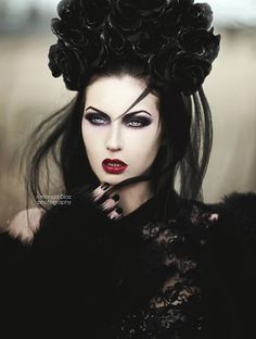 Dark but lovely http://lusciousphotos.com/ Amanda Diaz Photography, Styl Goth, Carnaval Make-up, Fete Emo, Amanda Diaz, Dark Queen, Dark Sunglasses, Gothic Models, Victorian Goth