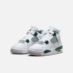 Style No. FQ8213-103 Color: White/Oxidized Green/Neutral Grey Here's your AJ4 done up in classic colors. It's built to the original specs and constructed with full-grain leather and textiles. And all your favorite AJ4 elements are there too, like the floating eyestays and the mesh-inspired side panels and tongue. Air Jordan 4 Retro "Oxidized Green" Big Kids' Shoes. Mid Jordan 1, Low Jordan 1, Nike X Travis Scott, White Jordans, Clog Boots, Cute Nike Shoes, Jordan 4 Retro, Air Jordan 4, Cute Nikes