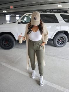 Meghan Sisco-tiktok White Leather Converse Outfit, Neutral Cardigan Outfit, Leather Converse Outfit, Comfy Outfits Sweatpants, Outfits Platform Converse, Outfit Jogger Pants, Duster Cardigan Outfit, Comfy Cozy Outfits, Jogger Pants Outfit Women