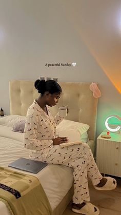 Goals Inspiration Pictures, Winding Down Before Bed Aesthetic, Black Women Morning Routine, Selfcare Day Aesthetic, Clean Feminine Aesthetic, Home Body Aesthetic, Cleaning Inspo Aesthetic, Health Black Women, Morning Routine Black Women